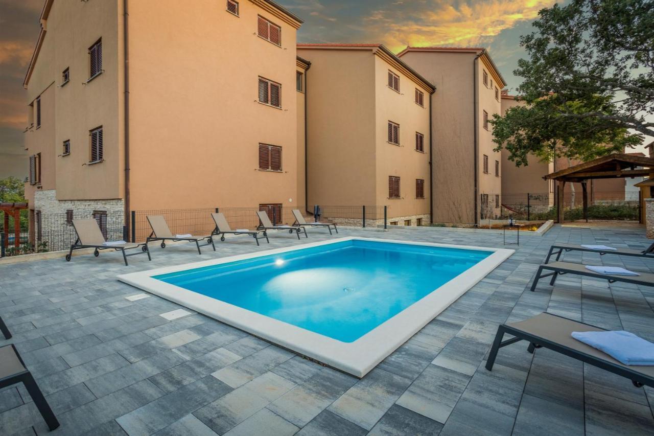 Apartments Cesare With Shared Pool Ližnjan Buitenkant foto